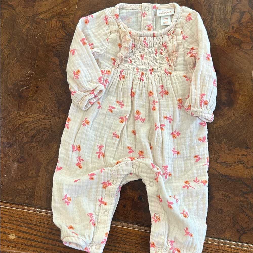 E299 Cat & Jack baby girl long sleeve floral spring romper, 0-3 Months EUC